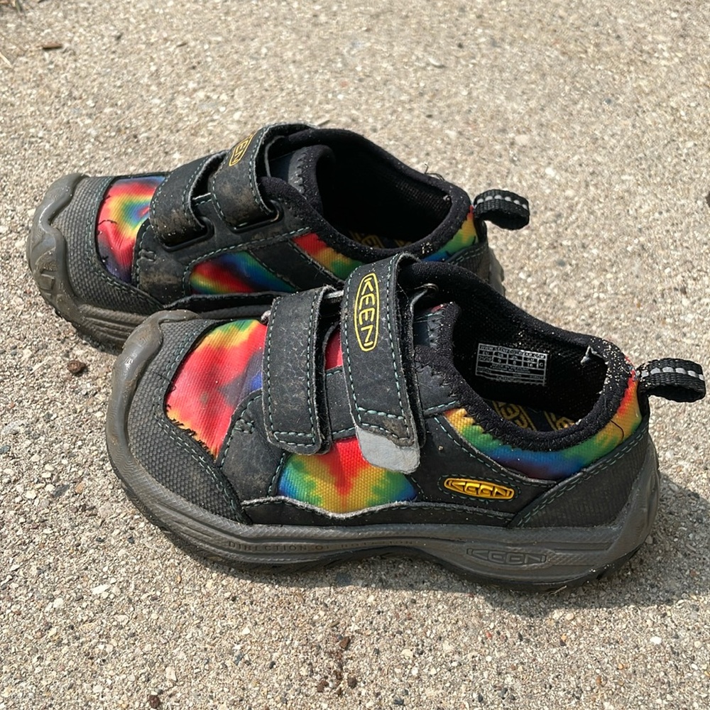 Rainbow Keens, toddlers size 9, play condition
